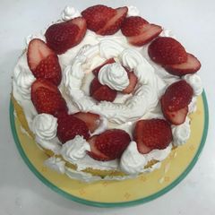 A picture of Strawberry sponge cake.