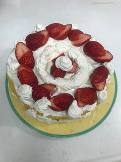 A picture of Strawberry sponge cake.