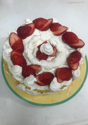 A picture of Strawberry sponge cake.