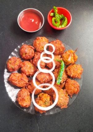 प्याज पकोड़े (Onion Pakora Recipe In Hindi) रेसिपी मुख्य फोटो