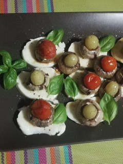 Una foto de Portobello con fruta sobre mozzarella 🌱vegetariana