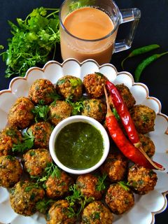 हरी मूंग दाल मंगोड़े (Hari Moong dal Mangode recipe in hindi) रेसिपी मुख्य फोटो