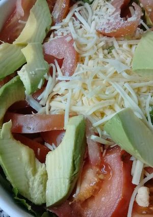 Una foto de Rúcula, tomate y palta en ensalada