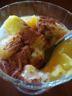 Una foto de Yogur con frutas caramelizadas