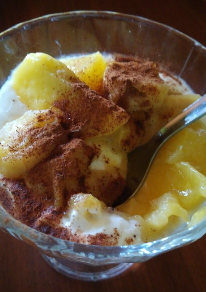 Una foto de Yogur con frutas caramelizadas