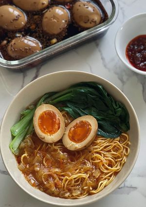 Hình của món Ramen hành tây caramelized.