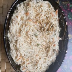 A picture of White gravy noodles.