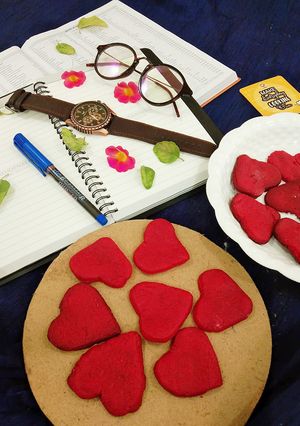 વેનીલા હાર્ટ કૂકીઝ(vanila heart cookies recipe in gujarati) રેસીપી મુખ્ય ફોટો