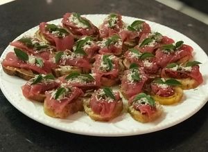 Foto de Carpaccio de carne na torrada