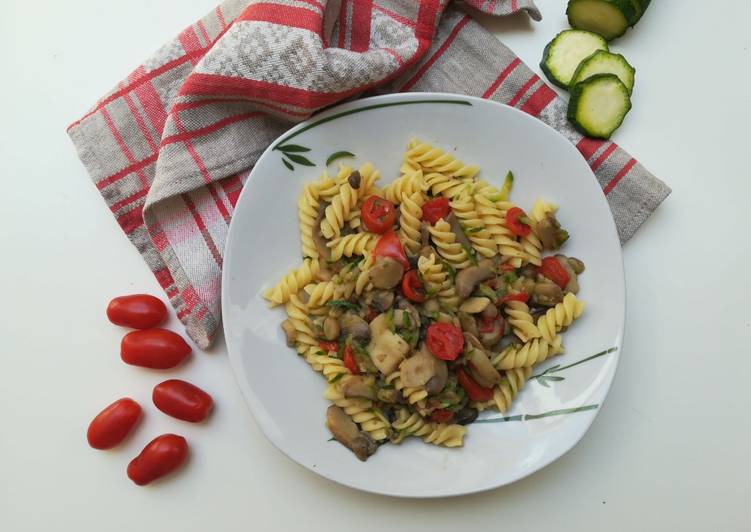 Pasta zucchine funghi e pomodorini