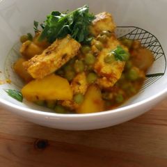 A picture of Aloo Matar Paneer.