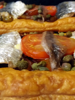 Una foto de Tosta hojaldrada de sardinas y anchoas (videoreceta)