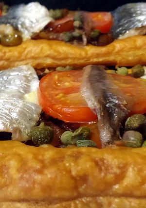 Una foto de Tosta hojaldrada de sardinas y anchoas (videoreceta)