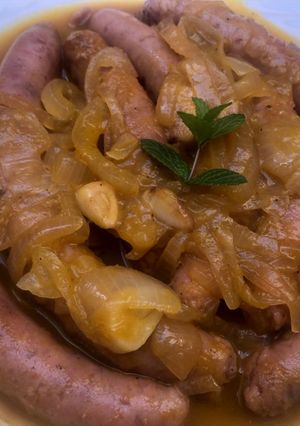 Foto principal de Salchichas caseras encebolladas a la naranja 🍊