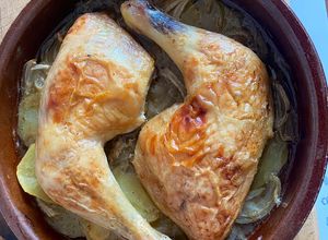 Foto principal de Muslos de Pollo al Horno a la Cerveza con Patatas y Cebolla