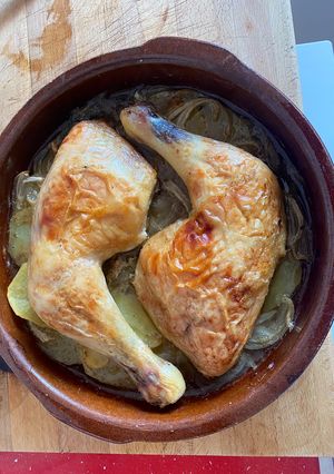 Una foto de Muslos de Pollo al Horno a la Cerveza con Patatas y Cebolla