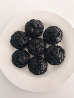 Una foto de Muffins húmedos de algarroba y banana