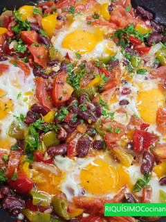 Una foto de Shakshouka con alubias. Un desayuno diferente