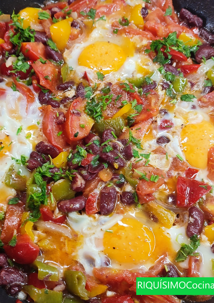Una foto de Shakshouka con alubias. Un desayuno diferente