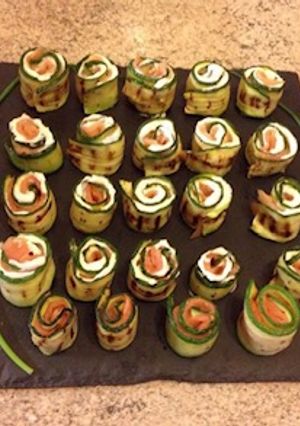 Foto di Rotolini di zucchina con caprino, erba cipollina e salmone