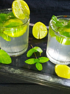मिंट नींबू शिकंजी (mint nimbu shikanji recipe in Hindi) रेसिपी मुख्य फोटो