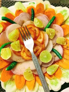 सलाद(salad recipe in hindi) रेसिपी मुख्य फोटो