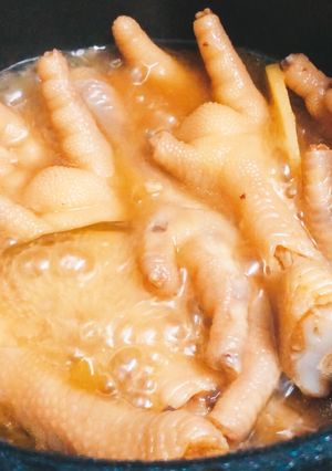 Hình của món Chân gà rim bia bằng nồi cơm điện.