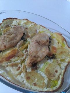 Una foto de Pechugas rellenas de espinacas y queso con salsa de nata
