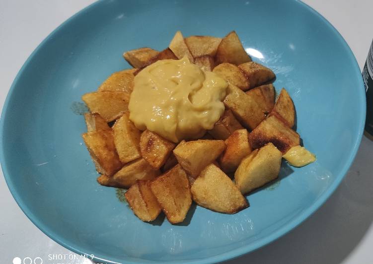 Patatas bravas con allioli