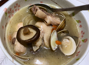 香菇蛤蜊雞湯 的食譜成品照片