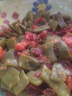 Una foto de Judías verdes salteadas con tomate rama y jamón