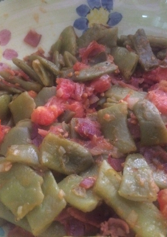 Una foto de Judías verdes salteadas con tomate rama y jamón