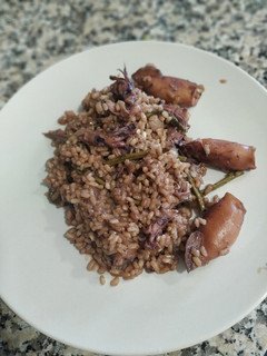 Una foto de Arroz con calamares y espárragos