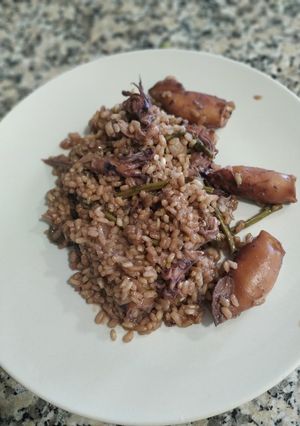 Una foto de Arroz con calamares y espárragos