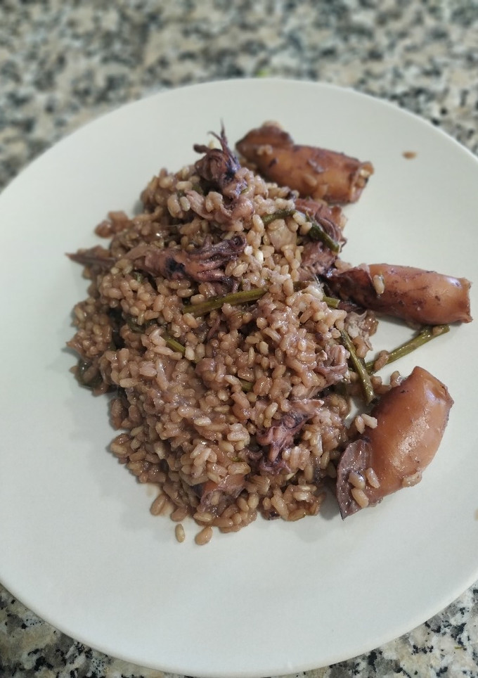 Una foto de Arroz con calamares y espárragos