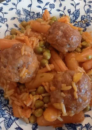 Une photo de Riz petits pois carottes et boulettes