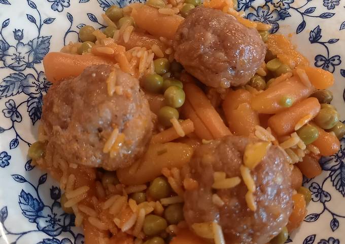 Riz petits pois carottes et boulettes