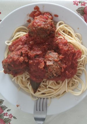 Una foto de Albóndigas Veganas con salsa roja
