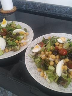 Una foto de Ensalada de garbanzos de bote,