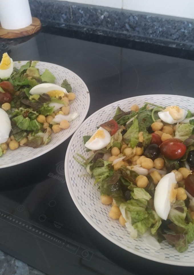 Una foto de Ensalada de garbanzos de bote,