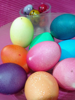 Una foto de Huevos de colores