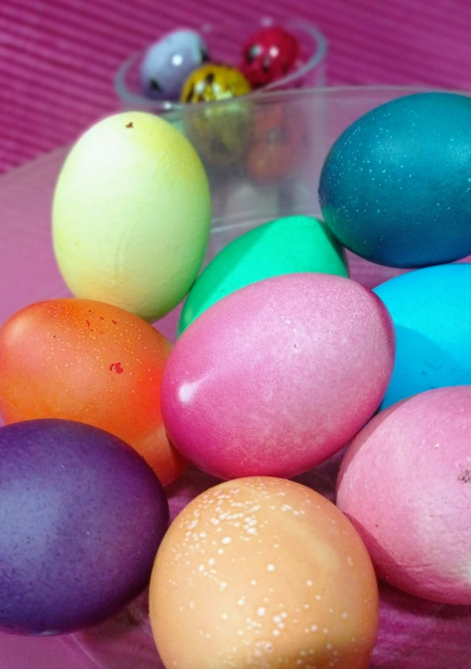 Una foto de Huevos de colores