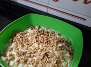 Una foto de ensalada de verano con manzana