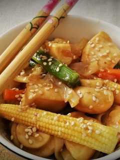 Una foto de Pollo en salsa Teriyaki con Noodles de Arroz