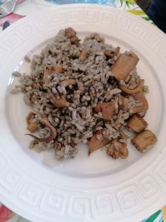 Una foto de Arroz blanco con calamares en su tinta