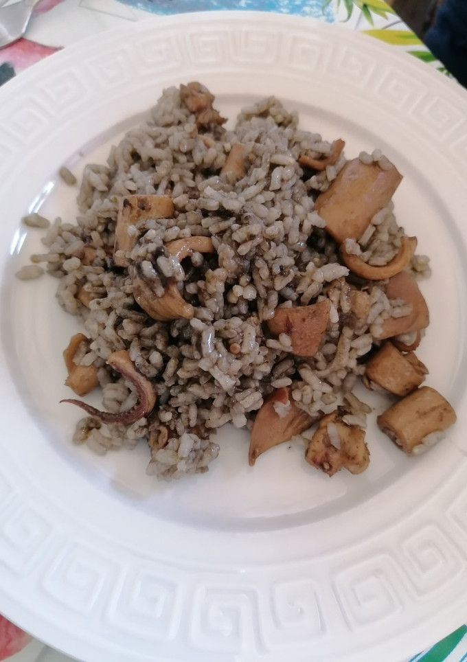 Una foto de Arroz blanco con calamares en su tinta
