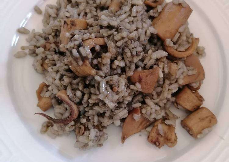 Arroz blanco con calamares en su tinta