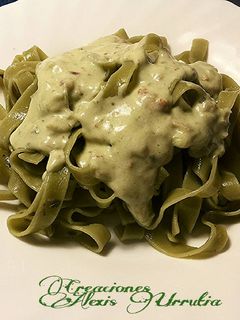 Una foto de Fetuccine de espinacas en salsa bechamel de albahaca