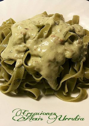 Una foto de Fetuccine de espinacas en salsa bechamel de albahaca