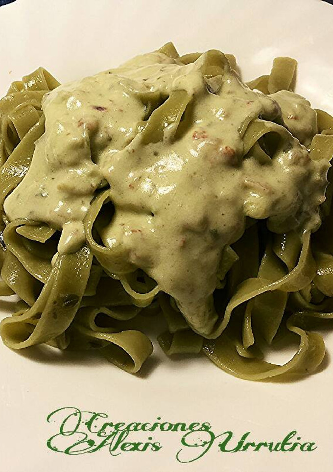 Una foto de Fetuccine de espinacas en salsa bechamel de albahaca